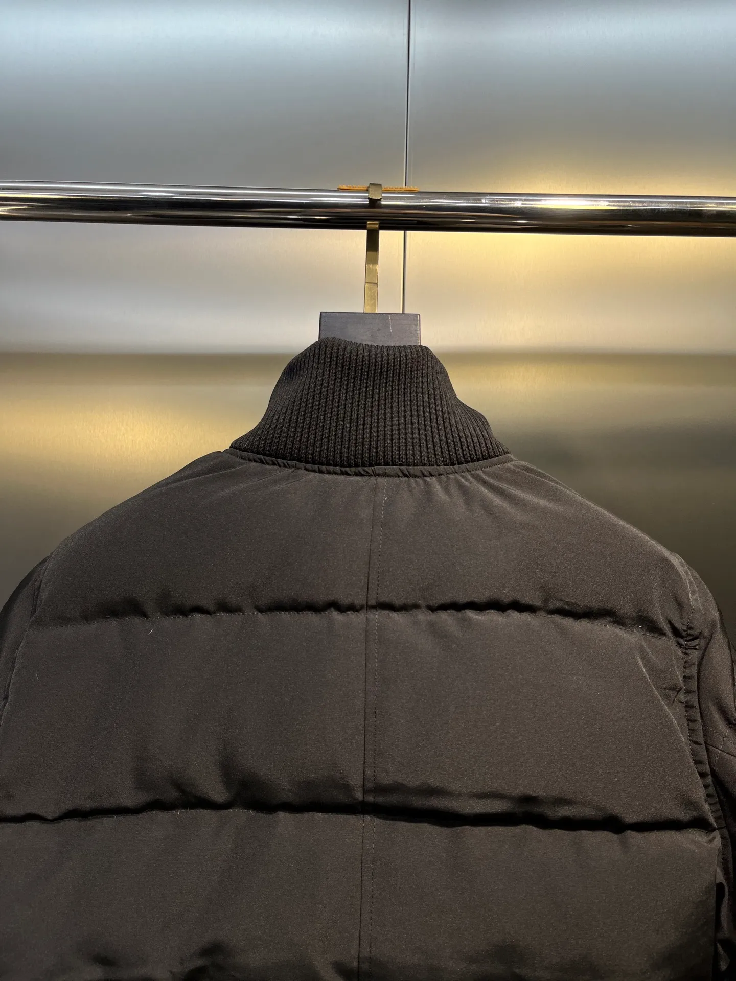 P840 Ganand Goose⭐️Canada Goose men’s new short style is the most popular autumn and winter item on INS in recent years. More and more people are choosing goose down jackets. Fur collar: wolf hair! Canada Goose super 3D technology waterproof fabric treatment, perfect wind resistance, cold resistance, and high temperature resistance! Built-in plush heat storage to keep warm, heats up quickly and warms up quickly! Personalized design, exquisite workmanship, smooth to the touch and comfortable on the skin. Double-layer windproof cuffs, windproof and frostproof! The pocket design is beautiful and practical. The Canada Goose down jacket has been the most popular thermal suit in the world in the past two years. It has far surpassed the down jackets in the Mengkou Kingdom. At the same time, the style is classic and never goes out of style. Don’t be afraid of this cold winter, all you need is a Canada Goose down jacket. Item number: 42 styles Black: lime, black, graphite gray Size: S-3XL